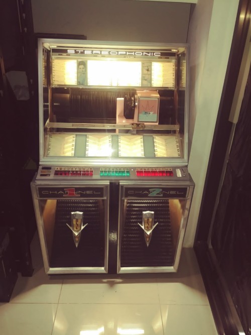 COSTA-RICAS-CALL-CENTER-has-a-1959-SEEBURG-222-JUKEBOX-.jpg